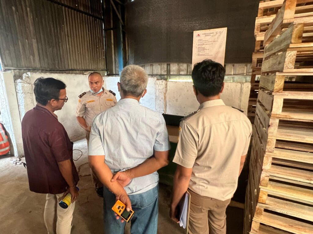 Panduan lengkap tentang izin, sertifikat, dan dokumen ekspor kayu yang sah dan aman.